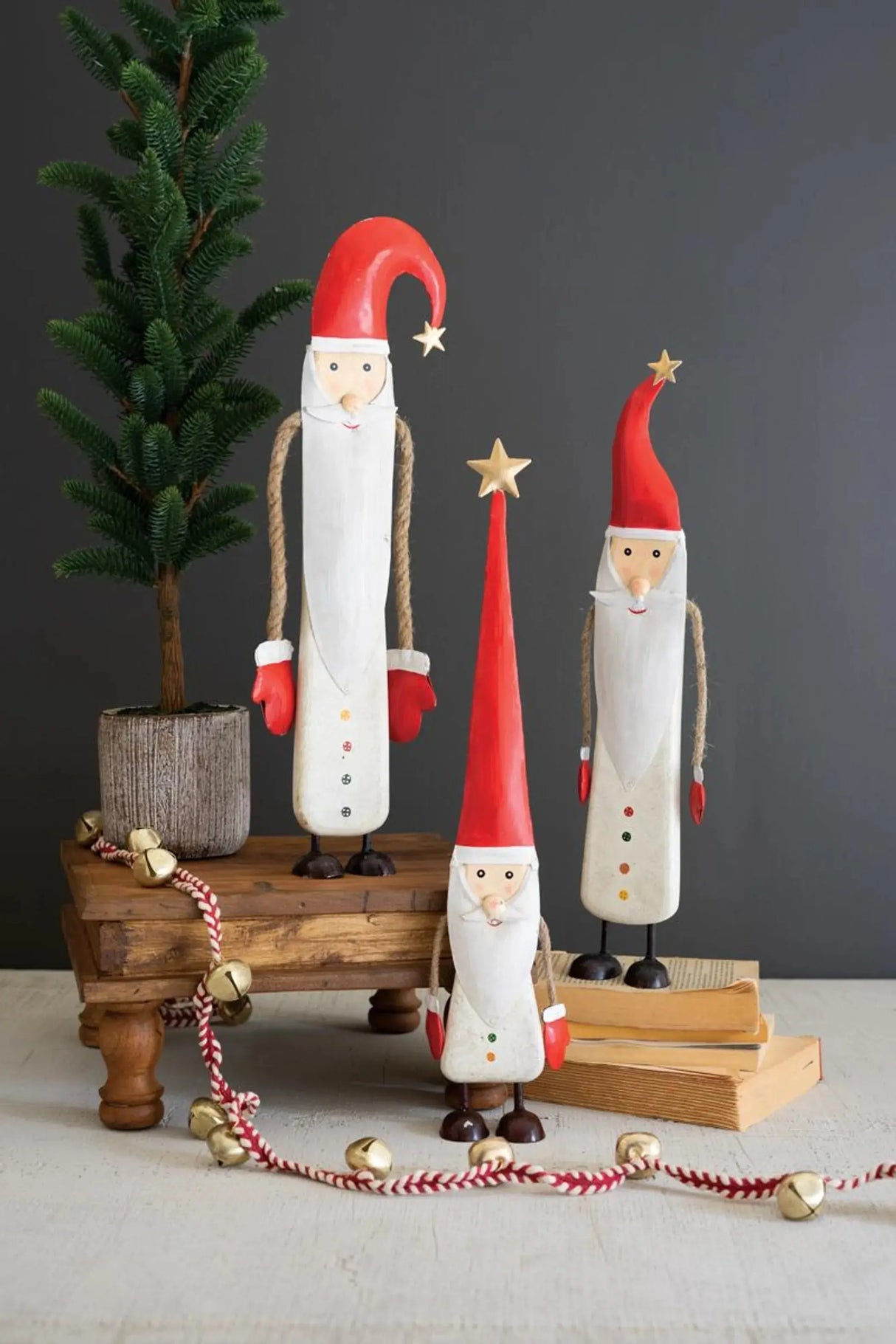 SET OF THREE PAINTED METAL AND WOOD SANTAS Kalalou